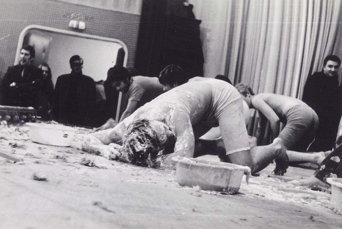 Günter Brus, Direct Art Festival, 9. November 1967 im Festsaal des Gewerkschaftshauses Treitlst ...