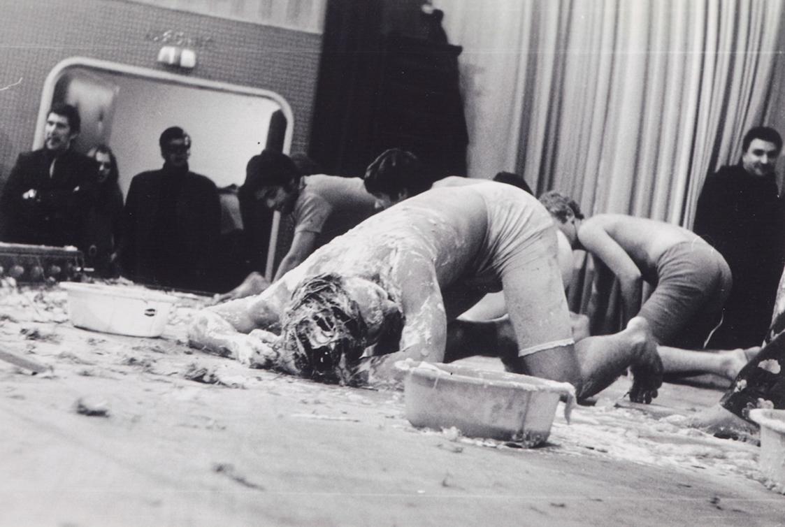 Günter Brus, Direct Art Festival, 9. November 1967 im Festsaal des Gewerkschaftshauses Treitlst…