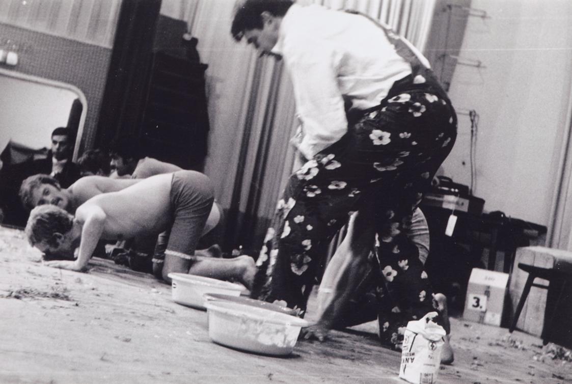 Günter Brus, Direct Art Festival, 9. November 1967 im Festsaal des Gewerkschaftshauses Treitlst…