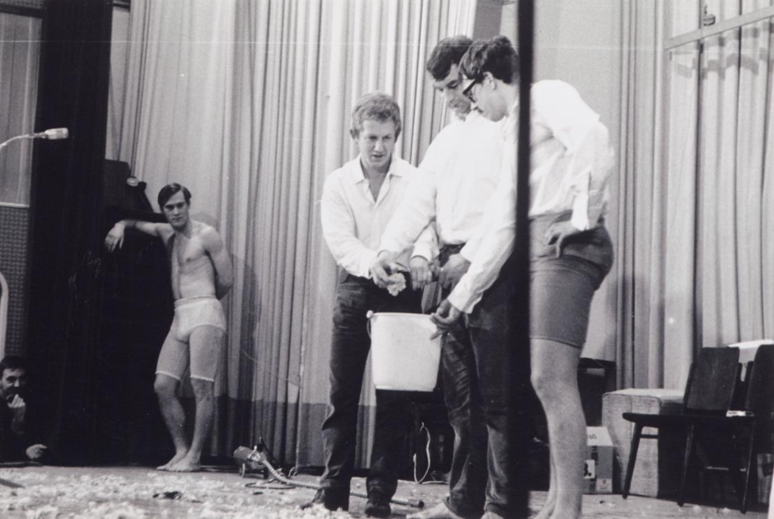 Günter Brus, Direct Art Festival, 9. November 1967 im Festsaal des Gewerkschaftshauses Treitlst…