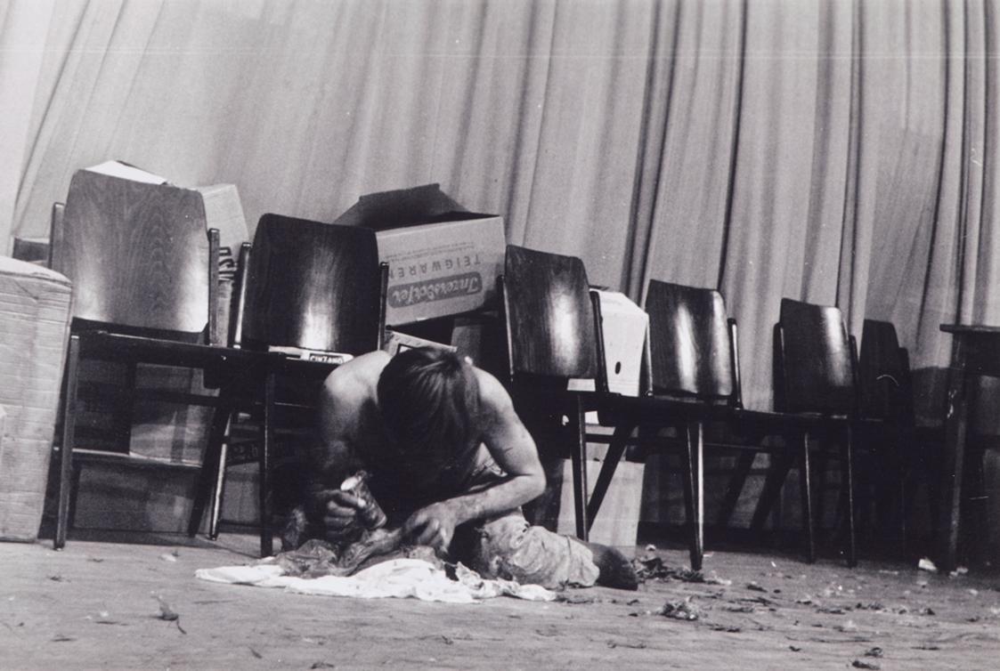 Günter Brus, Direct Art Festival, 9. November 1967 im Festsaal des Gewerkschaftshauses Treitlst…