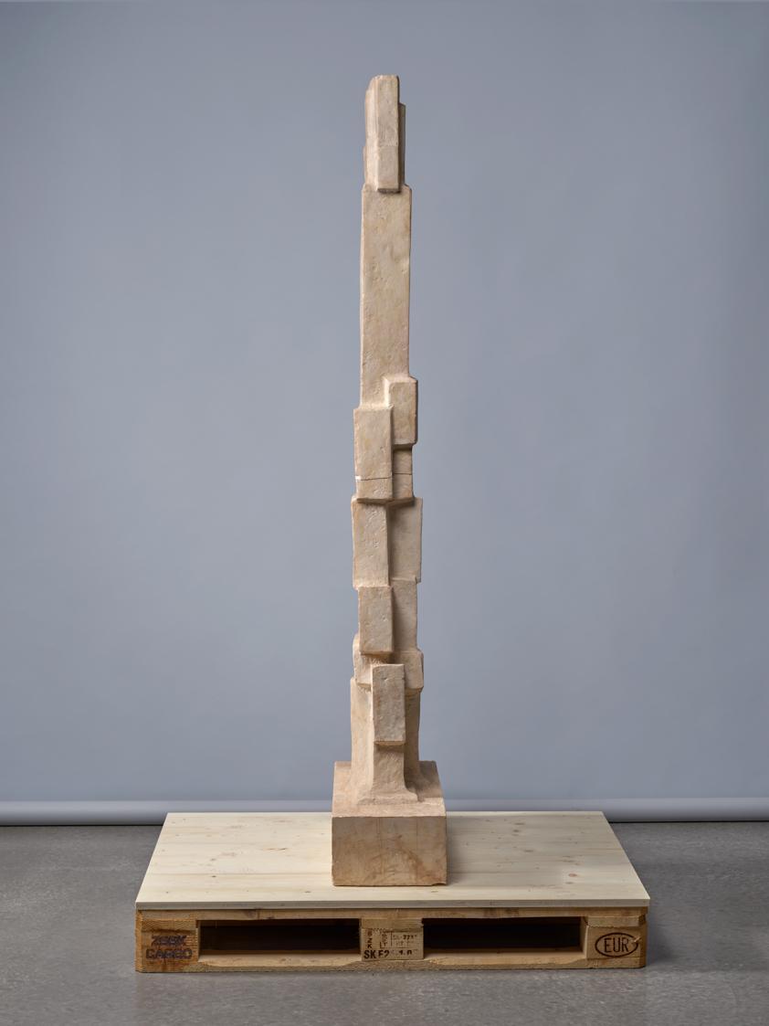 Große stehende Figur
