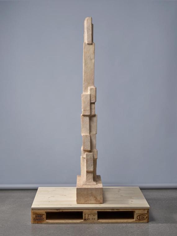 Große stehende Figur