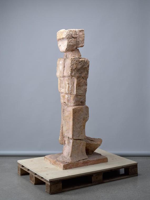 Fritz Wotruba, Großer Gehender, 1952, Gipsguss nach Tonmodell, 157 × 46 × 67,5 cm, Belvedere, W…
