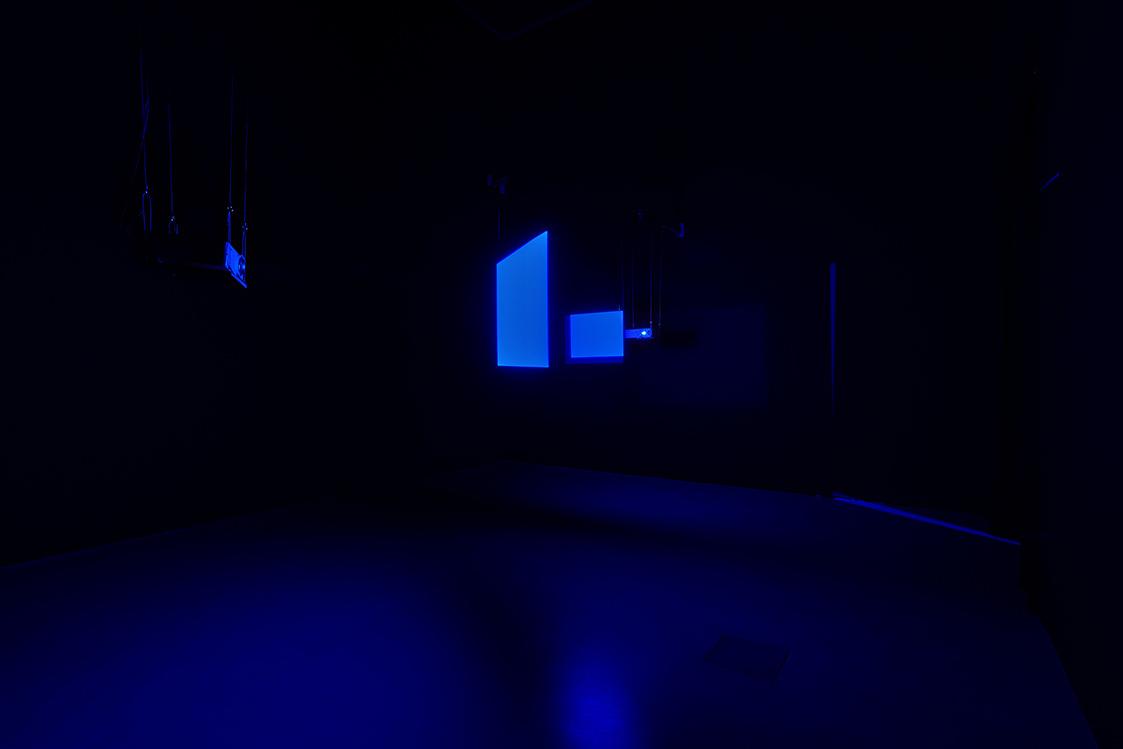 Markus Huemer, Blue and Blue over Black, 2006, 2 DVDs, 2 DVD-Player, 2 Projektoren, 2 Acrylgläs…