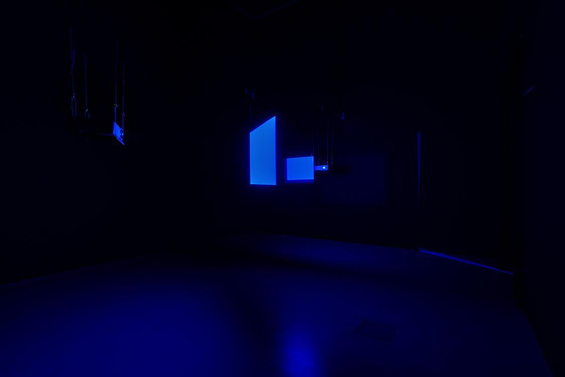 Markus Huemer, Blue and Blue over Black, 2006, 2 DVDs, 2 DVD-Player, 2 Projektoren, 2 Acrylgläs ...