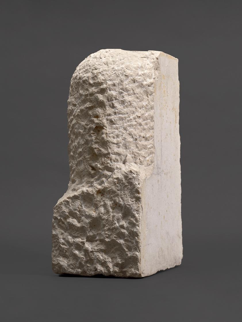 Fritz Wotruba, Kopf, unvollendet, um 1954, Untersberger Marmor, 44 × 18,5 × 26 cm, 52 kg, Belve…
