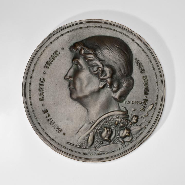 Franz Hejda, Myrtle Barto Traub, 1936, Bronzeplakette, 26 × 1,5 cm, Belvedere, Wien, Inv.-Nr. 1…