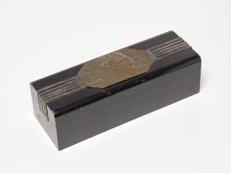 Wilhelm Hejda, Schatullemit mythologischem Frauenkopf, 1920, Bronze, Metall, Holz, 10 × 27,5 × …