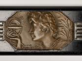Wilhelm Hejda, Schatullemit mythologischem Frauenkopf, 1920, Bronze, Metall, Holz, 10 × 27,5 × …
