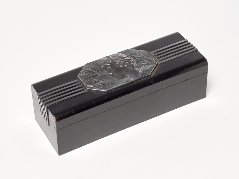 Wilhelm Hejda, Schatullemit mythologischem Frauenkopf, 1920, Bronze, Metall, Holz, 10 × 27,5 × …