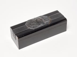 Wilhelm Hejda, Schatullemit mythologischem Frauenkopf, 1920, Bronze, Metall, Holz, 10 × 27,5 × …