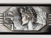 Wilhelm Hejda, Schatullemit mythologischem Frauenkopf, 1920, Bronze, Metall, Holz, 10 × 27,5 × …