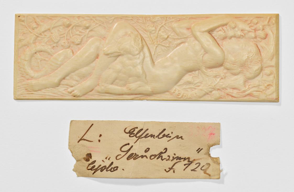 Wilhelm Hejda, Liegender weiblicher Akt mit Hund. Der Geruchssinn, 1922, Elfenbein, 4,4 × 13 × …