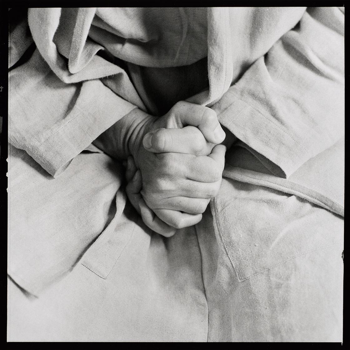Margot Pilz, O. T. (Hände), 1978/2019, Pigment Print auf Fine Art Baryta, 50 × 50 cm, Belvedere…