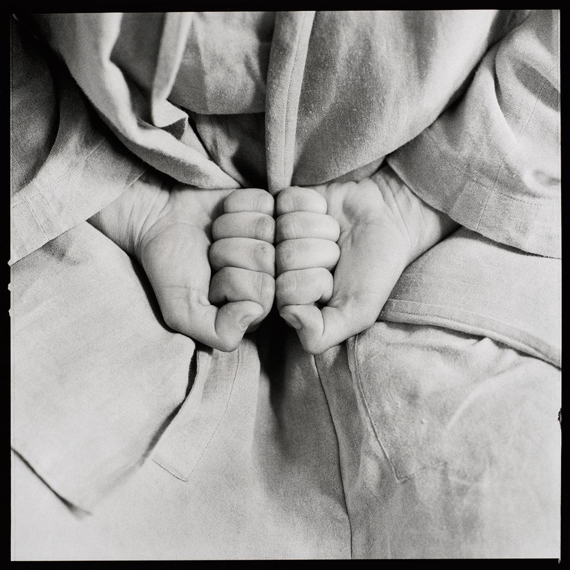 Margot Pilz, O. T. (Hände), 1978/2019, Pigment Print auf Fine Art Baryta, 50 × 50 cm, Belvedere…