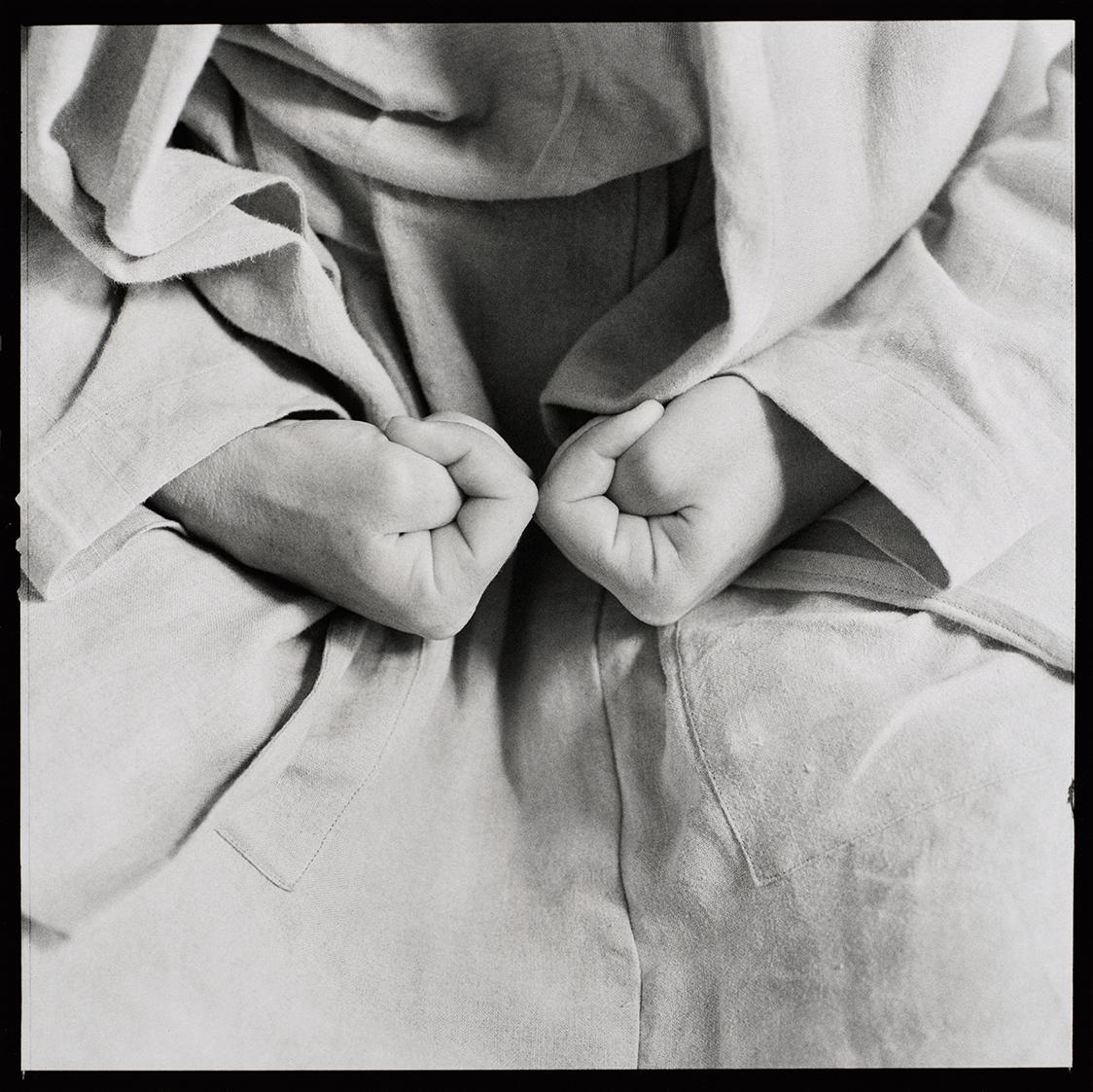 Margot Pilz, O. T. (Hände), 1978/2019, Pigment Print auf Fine Art Baryta, 50 × 50 cm, Belvedere…