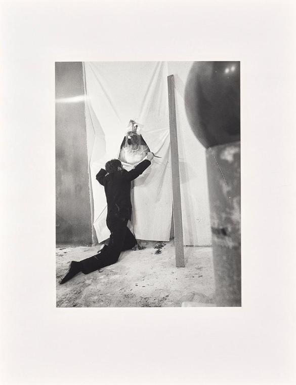 Rudolf Schwarzkogler, 1. Aktion, 1965, Fotografie, 40,2 × 30,6 cm, Belvedere, Wien, Inv.-Nr. 88…