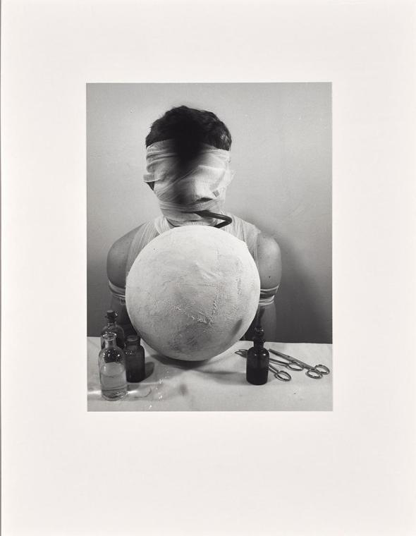 Rudolf Schwarzkogler, 2. Aktion, 1965, Fotografie, 39,5 × 29,5 cm, Belvedere, Wien, Inv.-Nr. 88…