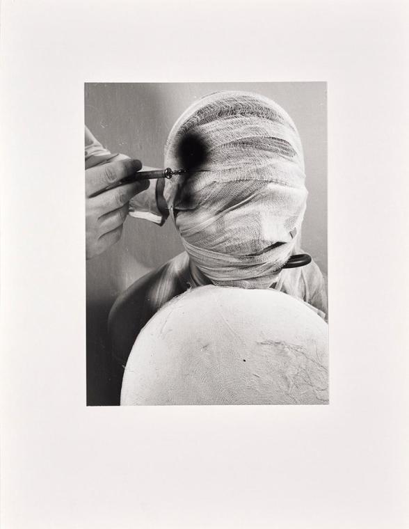 Rudolf Schwarzkogler, 2. Aktion, 1965, Fotografie, 39,1 × 29,5 cm, Belvedere, Wien, Inv.-Nr. 88 ...