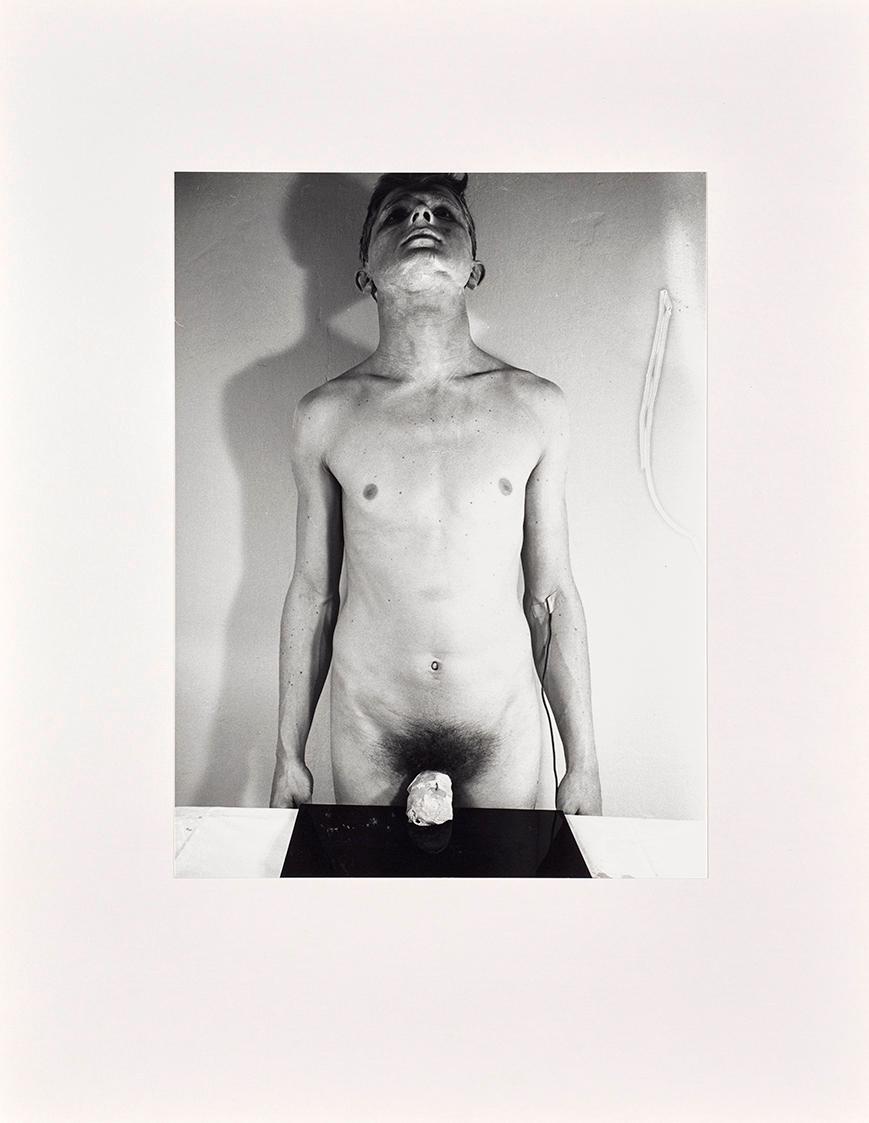 Rudolf Schwarzkogler, 3. Aktion, 1965, Fotografie, 40,2 × 30,3 cm, Belvedere, Wien, Inv.-Nr. 88…