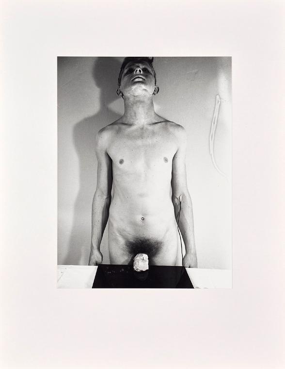 Rudolf Schwarzkogler, 3. Aktion, 1965, Fotografie, 40,2 × 30,3 cm, Belvedere, Wien, Inv.-Nr. 88…