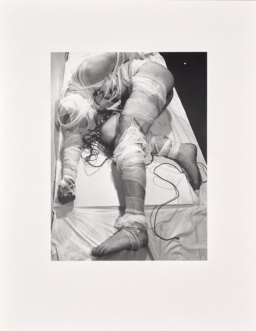 Rudolf Schwarzkogler, 3. Aktion, 1965, Fotografie, 40,4 × 30,3 cm, Belvedere, Wien, Inv.-Nr. 88…