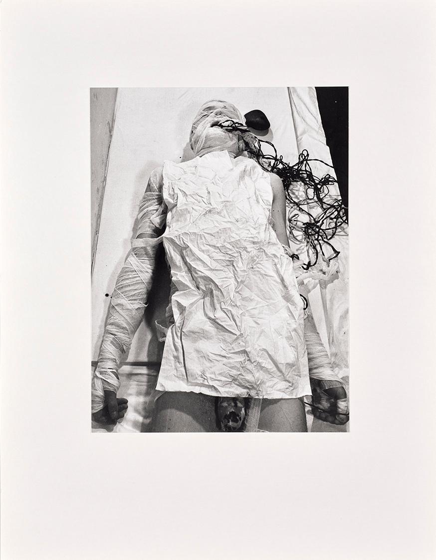 Rudolf Schwarzkogler, 3. Aktion, 1965, Fotografie, 39,2 × 29,3 cm, Belvedere, Wien, Inv.-Nr. 88…