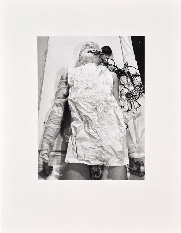 Rudolf Schwarzkogler, 3. Aktion, 1965, Fotografie, 39,2 × 29,3 cm, Belvedere, Wien, Inv.-Nr. 88…