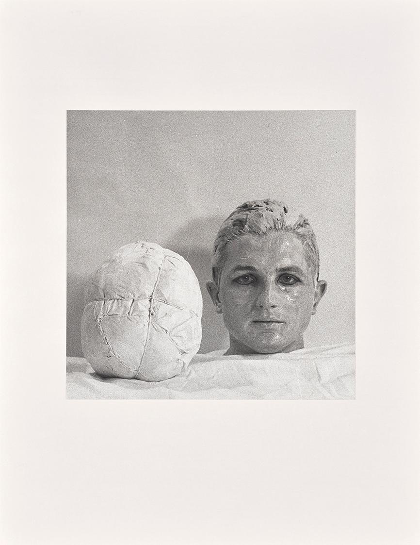 Rudolf Schwarzkogler, 4. Aktion, 1965, Fotografie, 33,8 × 33,5 cm, Belvedere, Wien, Inv.-Nr. 88…