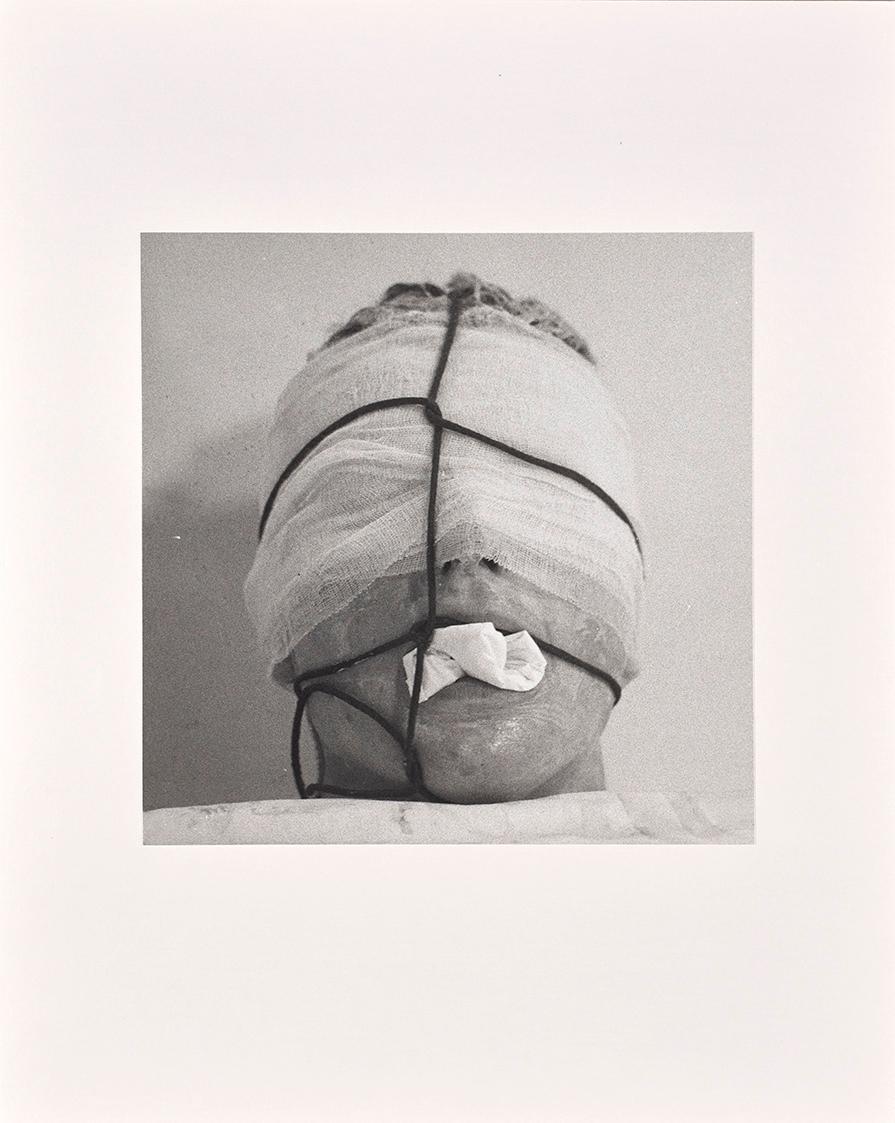 Rudolf Schwarzkogler, 4. Aktion, 1965, Fotografie, 33,9 × 33,9 cm, Belvedere, Wien, Inv.-Nr. 88…