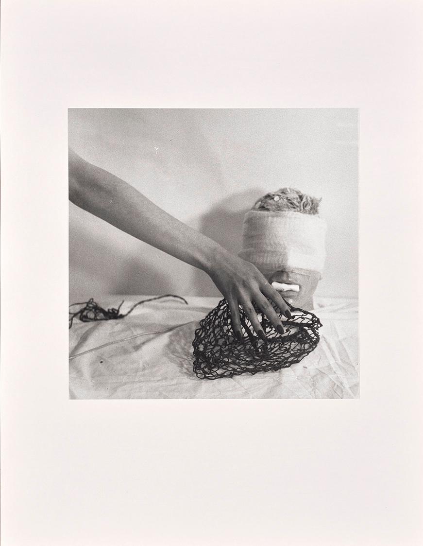 Rudolf Schwarzkogler, 4. Aktion, 1965, Fotografie, 33,9 × 33,9 cm, Belvedere, Wien, Inv.-Nr. 88…