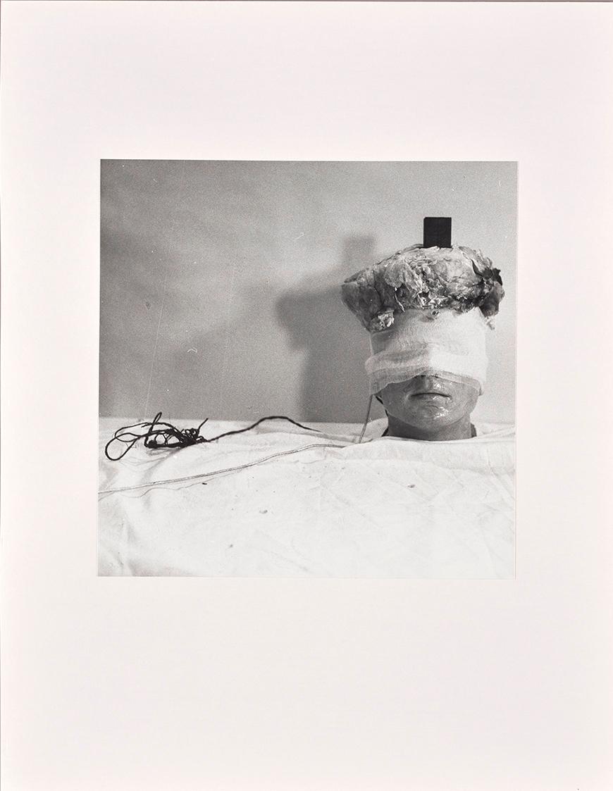 Rudolf Schwarzkogler, 4. Aktion, 1965, Fotografie, 33,8 × 33,8 cm, Belvedere, Wien, Inv.-Nr. 88…