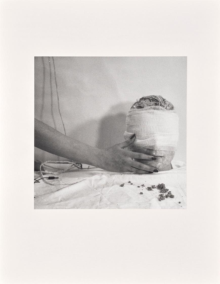 Rudolf Schwarzkogler, 4. Aktion, 1965, Fotografie, 40 × 30,5 cm, Belvedere, Wien, Inv.-Nr. 8877…