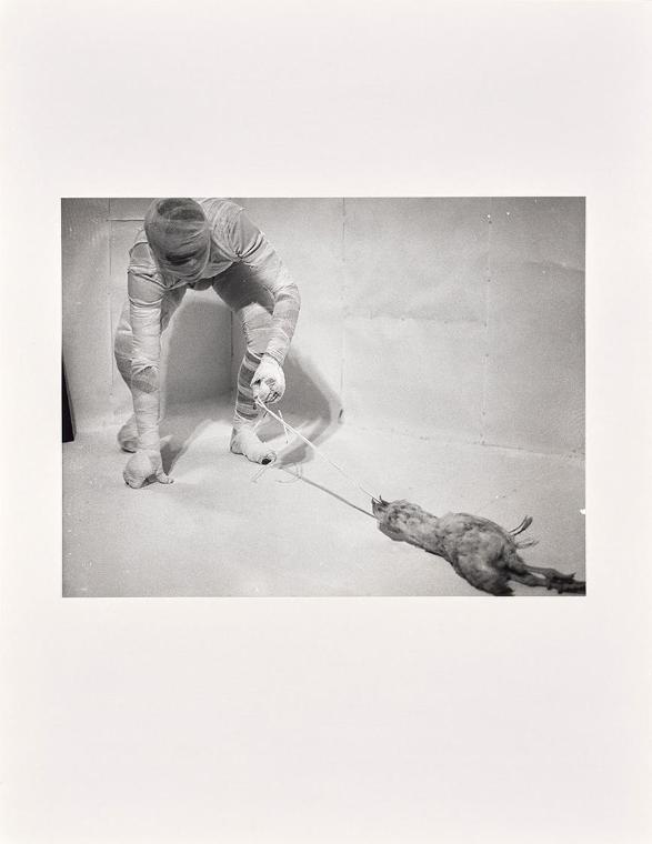 Rudolf Schwarzkogler, 6. Aktion, 1966, Fotografie, 30,2 × 39,7 cm, Belvedere, Wien, Inv.-Nr. 88…