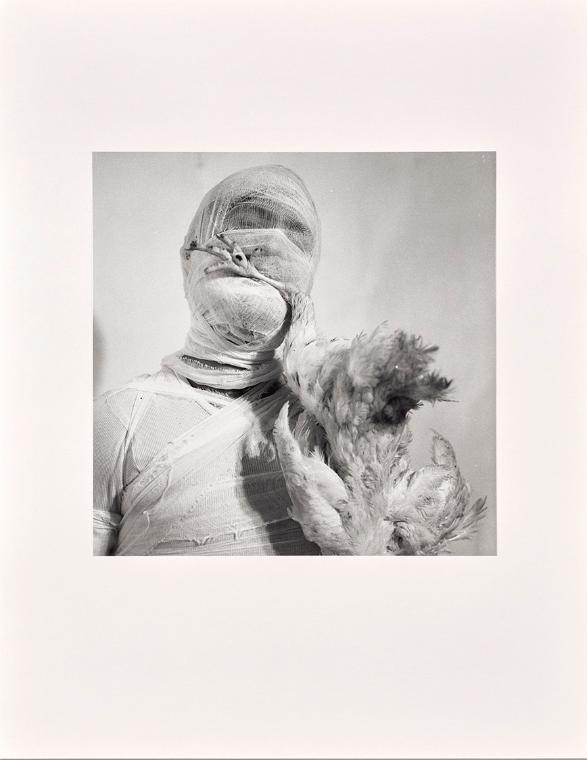 Rudolf Schwarzkogler, 6. Aktion, 1966, Fotografie, 34,2 × 34,2 cm, Belvedere, Wien, Inv.-Nr. 88…