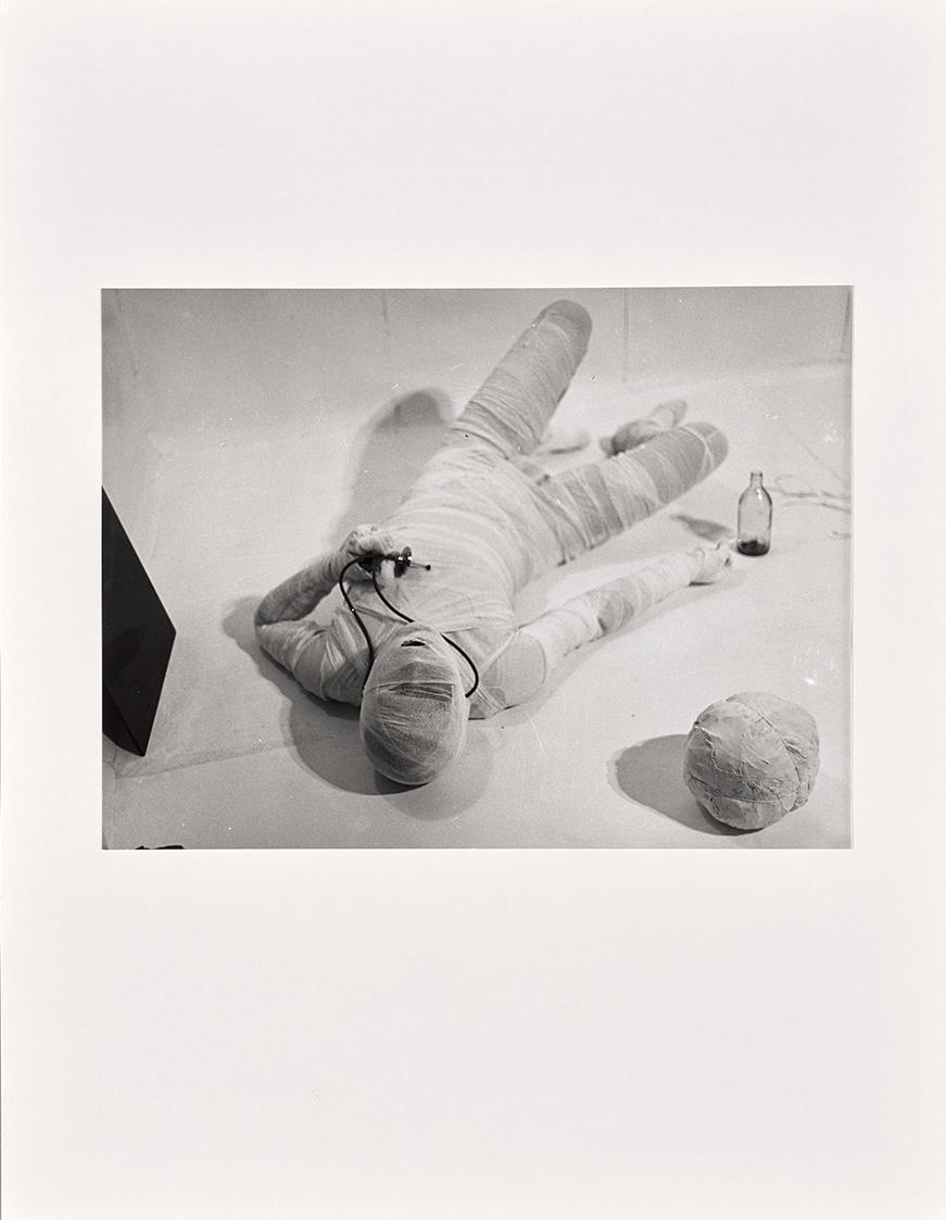 Rudolf Schwarzkogler, 6. Aktion, 1966, Fotografie, 29,3 × 39,3 cm, Belvedere, Wien, Inv.-Nr. 88…