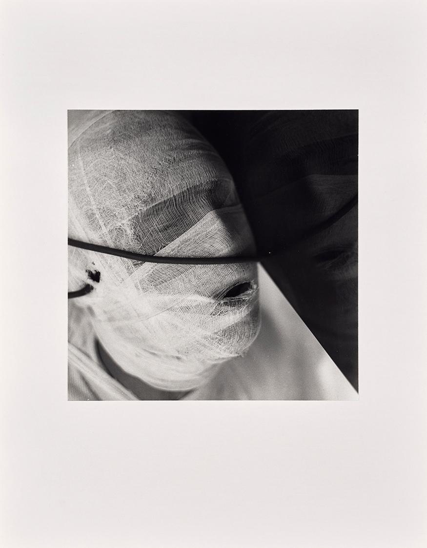 Rudolf Schwarzkogler, 6. Aktion, 1966, Fotografie, 33,8 × 33,8 cm, Belvedere, Wien, Inv.-Nr. 88…