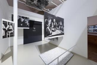 Christian Philipp Müller, The Family of Austrians, 1993, Modell, Metallwanne,  7 S/W-Fotografie ...