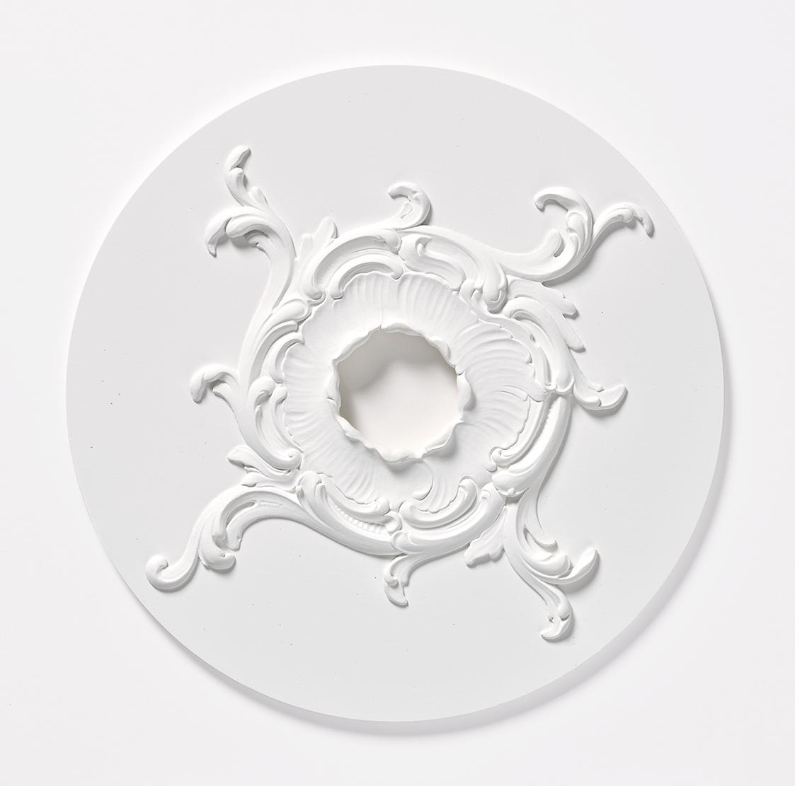 Maria Hahnenkamp, O. T., 1995/2019, Stuckrahmen / Rocaille, Gipsscheibe aus Alabaster mit Sicht…