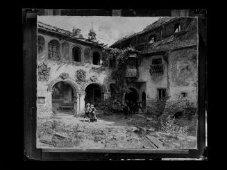Josef Löwy – k. u. k. Hof-Photograph, Kunst- und Verlags-Anstalt, Hof der Fürstenburg in Burgei…
