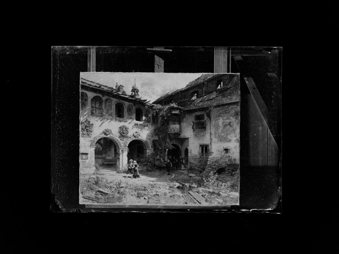 Josef Löwy – k. u. k. Hof-Photograph, Kunst- und Verlags-Anstalt, Hof der Fürstenburg in Burgei…