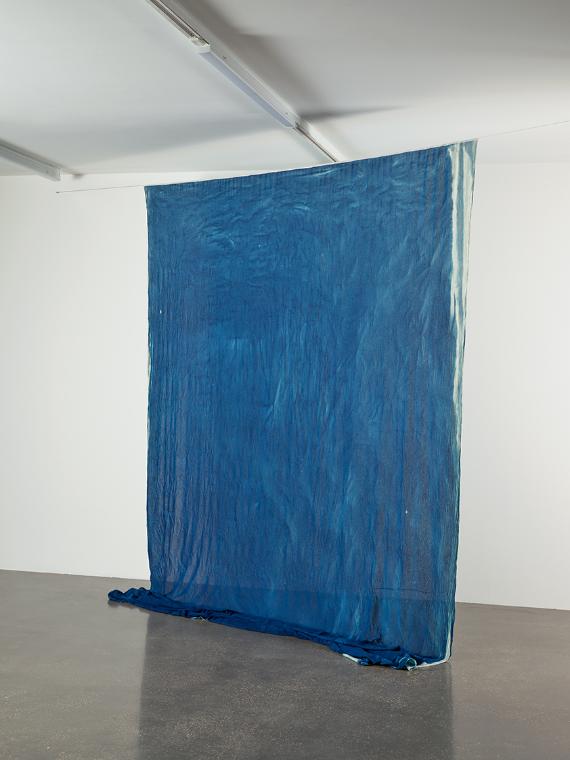 Constanze Schweiger, Eisenblaufärbung für Ballgasse 6, 2023, Cyanotypie, rasengebleichter Baumw…