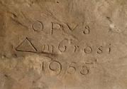 Gustinus Ambrosi, Mutter und Kind, Detail: Bezeichnung, 1955, Gips, H: 127 cm, Belvedere, Wien,…