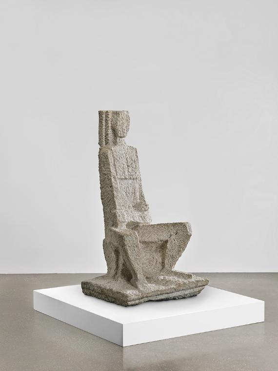 Fritz Wotruba, Große sitzende Figur - Menschliche Kathedrale, 1949, Kalkstein, 153 × 79 × 73 cm…