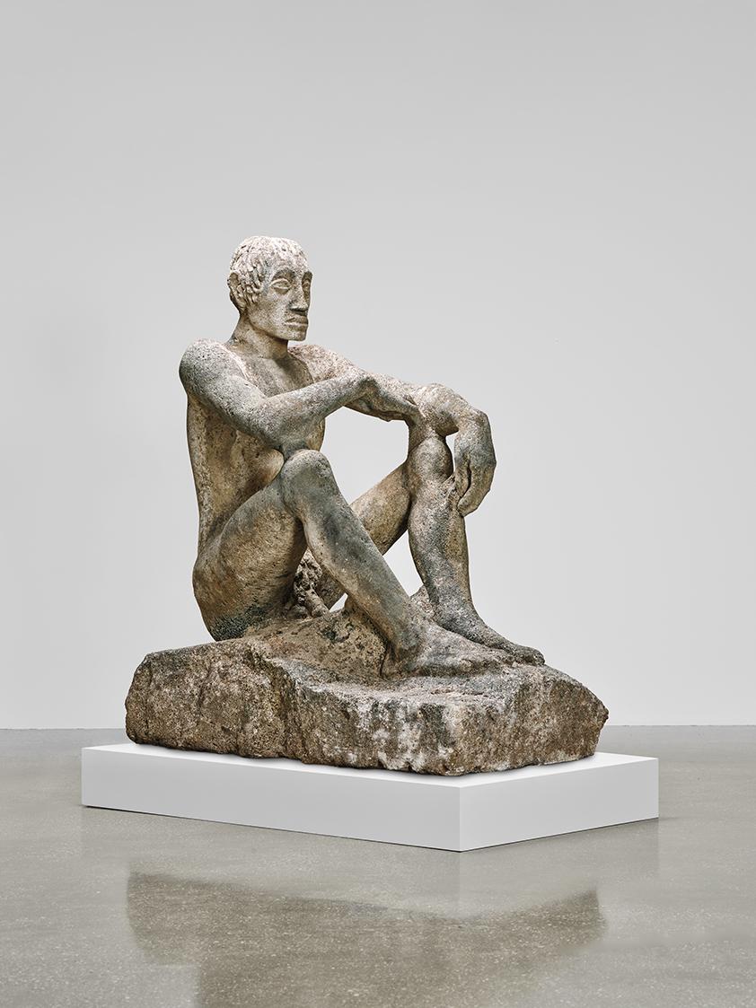 Fritz Wotruba, Großer Hockender, 1929–1931, Kalksandstein, 149,5 × 76,5 × 128 cm, 745 kg, Belve…