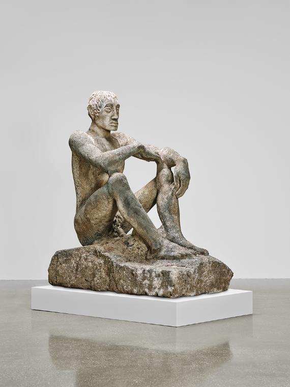 Fritz Wotruba, Großer Hockender, 1929–1931, Kalksandstein, 149,5 × 76,5 × 128 cm, 745 kg, Belve…
