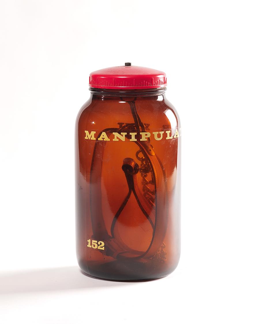 Curt Stenvert, Manipulateur XIII, 1964, Glasgefäß,  Metall, Leder (Hundehalsband mit Kette und …