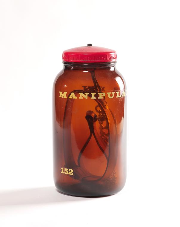 Curt Stenvert, Manipulateur XIII, 1964, Glasgefäß,  Metall, Leder (Hundehalsband mit Kette und …