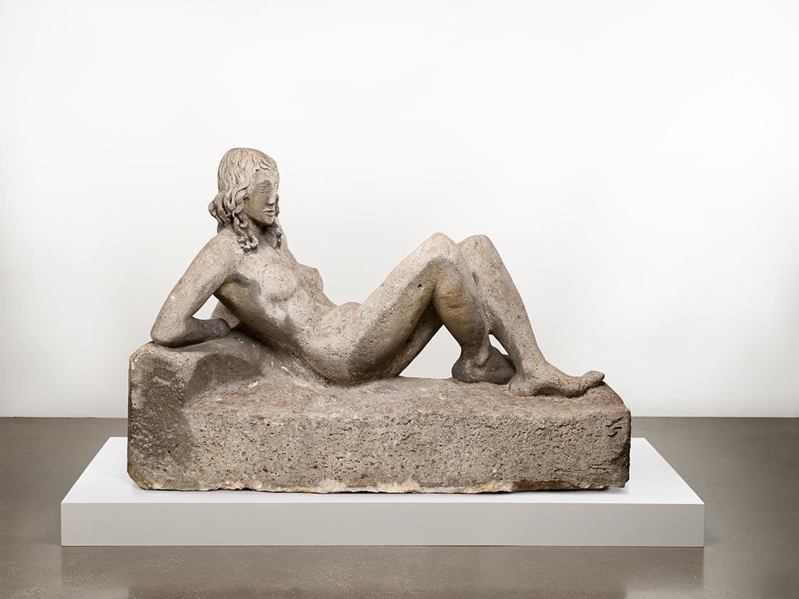 Fritz Wotruba, Grosse Liegende, 1931, Kalksandstein, 198 × 72 × 133 cm, 1100 kg, Belvedere, Wie…